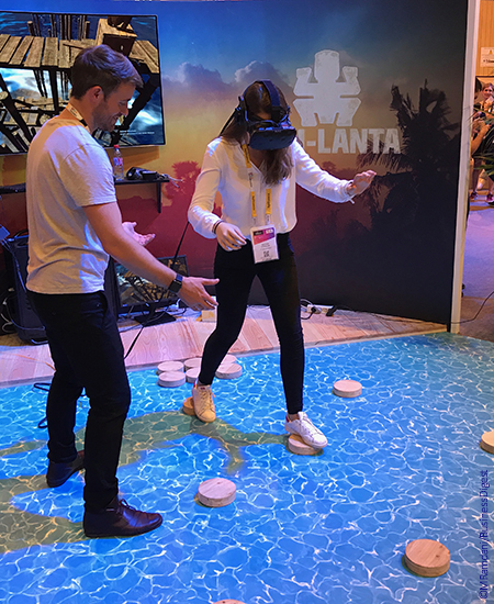 Cette jeune femme participe à une épreuve de Koh-Lanta en réalité augmentée sur le stand de TF1.